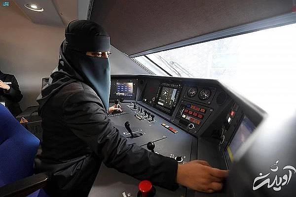 (تصویر) غافلگیری تازه عربستان؛ زنان راننده قطار حرمین شریفین شدند